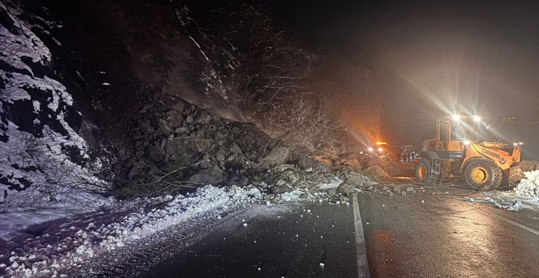 Artvin-Hopa Kara Yolu Heyelan Sonrası Ulaşıma Açıldı