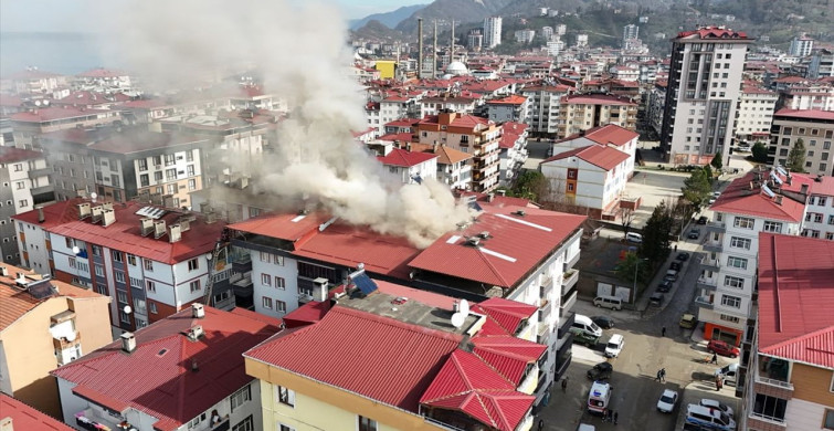 Artvin'de 7 Katlı Binada Yangın Kontrol Altına Alındı