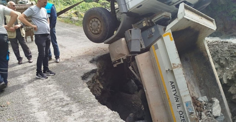 Artvin'de Heyelan Nedeniyle Kamyon Çukura Düştü