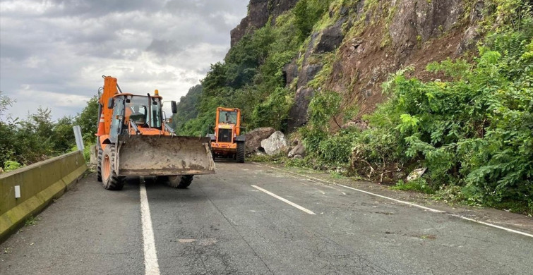 Artvin'de Heyelan Nedeniyle Karadeniz Sahil Yolu'nda Ulaşım Aksadı