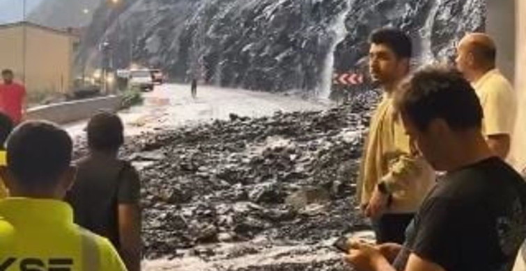 Artvin'de heyelan sırasında aracının sileceğini tamir eden sürücü büyük bir tehlike atlattı