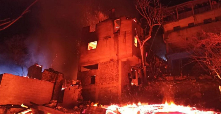 Artvin'de Korkutan Yangın! 4 Eve Sıçradı!