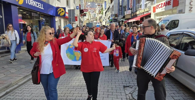 Artvin'de Otizm Farkındalık Yürüyüşü