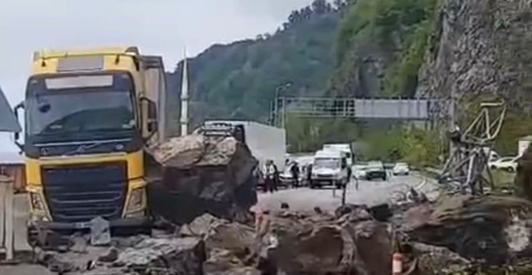 Artvin'de Sarp Sınır Kapısı Yolunda Heyelan