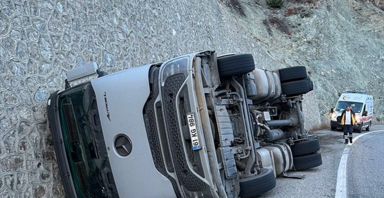 Artvin’de Tır Devrildi, Sürücü Yaralandı
