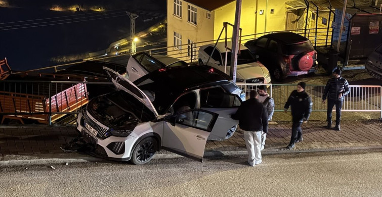 Artvin'de Trafik Kazası: 3 Yaralı