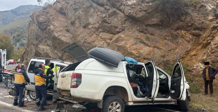 Artvin'de Üç Araçlı Trafik Kazası: 4 Yaralı Artvin'de Üç Araçlı Trafik Kazası: 4 Yaralı