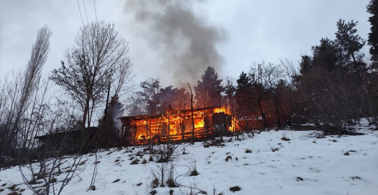 Artvin'de Yangın Felaketi: Ahşap Ev Kül Oldu