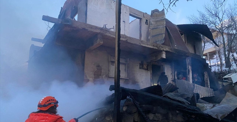 Artvin'de Yangın Felaketi: İki Katlı Ev Kül Oldu