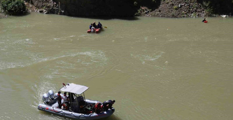 Artvin’in Şavşat Deresi’nde kaybolan baba ve oğlu için arama çalışmaları devam ediyor