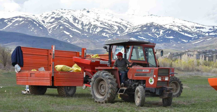 Aşağı Dikmetaş'ta 200 Dekar Suni Merada Gübreleme Çalışmaları Tamamlandı