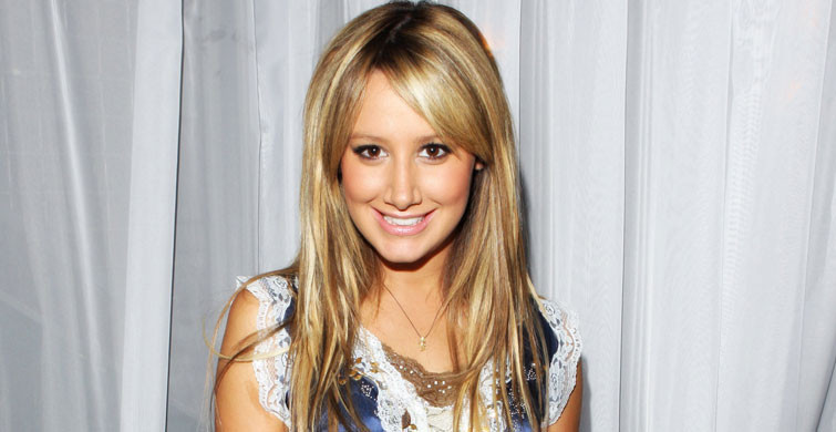 Ashley Tisdale'den Karnı Burnunda Poz