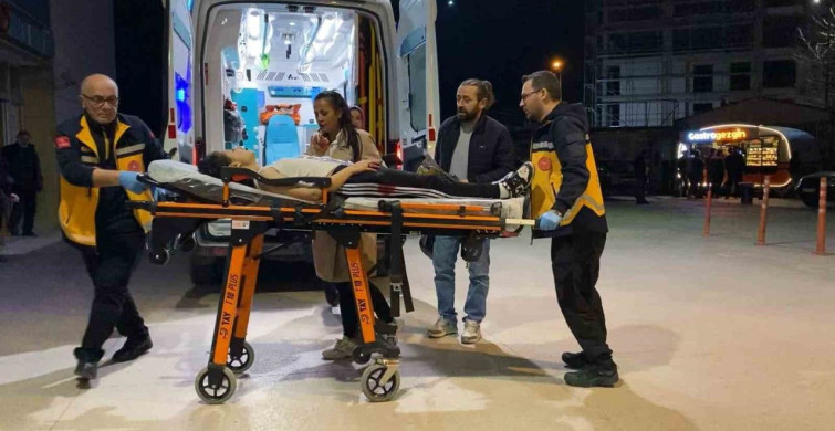 Aşk Üçgeni Kanlı Kavgaya Dönüştü: İki Genç Kız Yaralandı