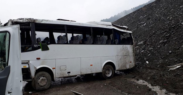 Askeri Araçla Minibüs Çarpıştı!