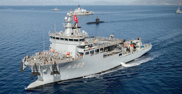 Askeri Gemide Yangın! Askerler Hastaneye Kaldırıldı