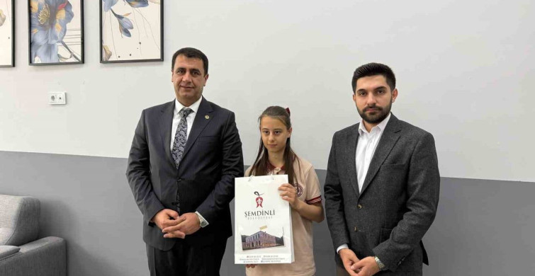 Asmin Akbaş, Bursluluk Sınavında 500 Puan Alarak Birinci Oldu