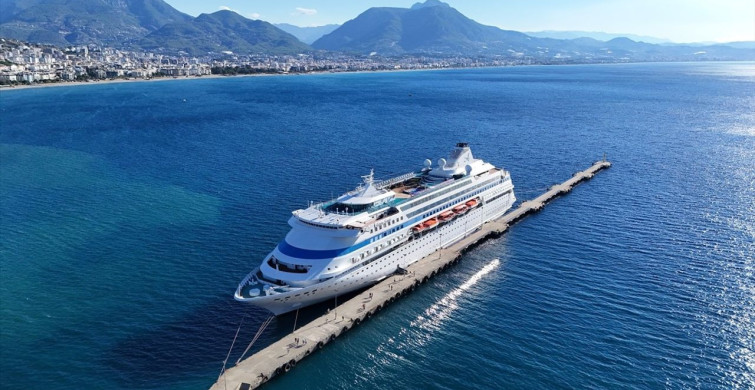 Astoria Grande Kruvaziyeri Alanya Limanı'na Demirledi