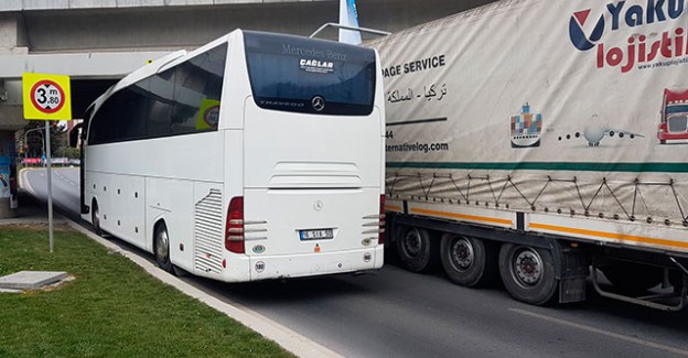 Ataköy'de TIR ve Otobüs Alt Geçitten Geçemedi
