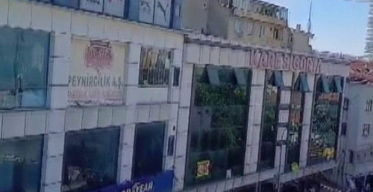 Ataşehir'de 3 katlı binanın çatı katında yangın