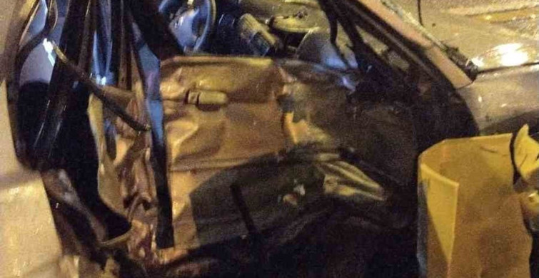 Ataşehir'de Feci Kaza: Otomobil Bariyerlere Saplandı