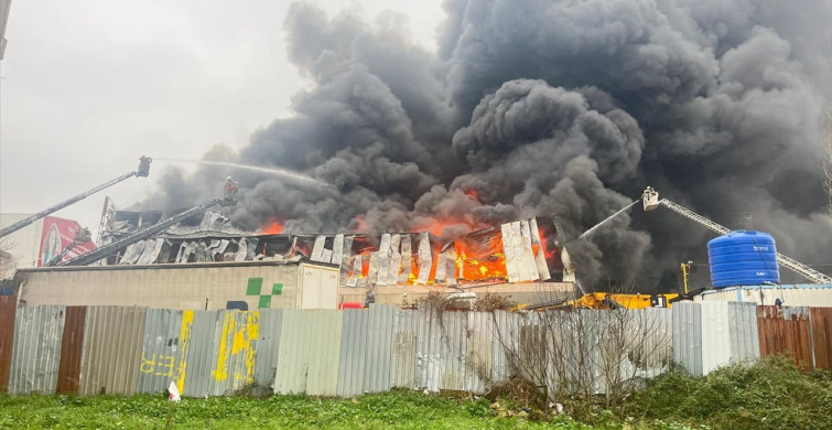 Ataşehir'de Oto Yedek Parça İş Yerinde Yangın Çıktı