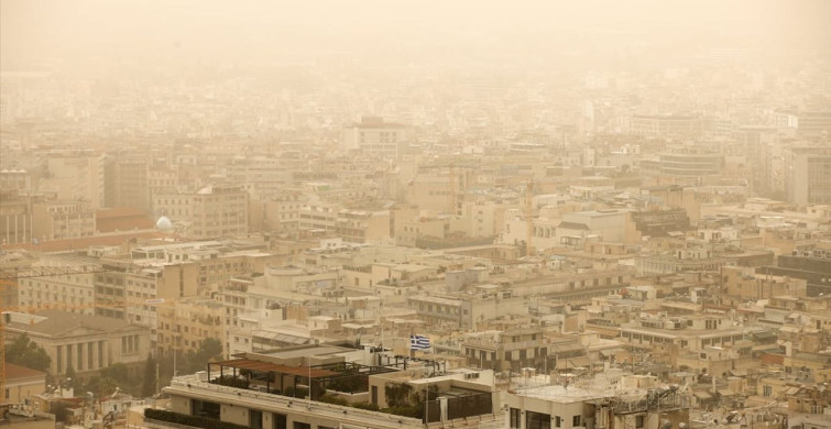 Atina'da Afrika Tozu ile Gökyüzü Sarıya Büründü