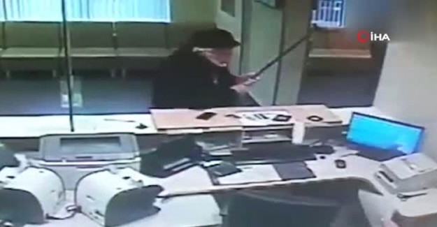 ATM'den Parasını Çekemedi, Baston ile Bankayı Bastı