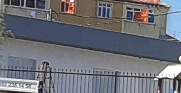 Avcılar'da 4 katlı binanın çatısında yangın meydana geldi
