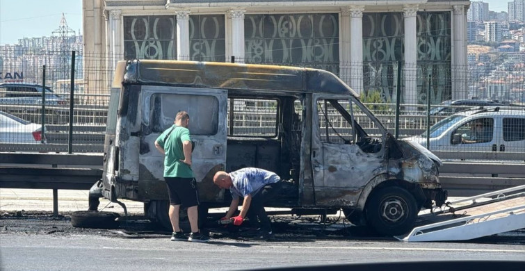 Avcılar'da Hareket Halindeyken Yanan Minibüs Kullanılamaz Hale Geldi