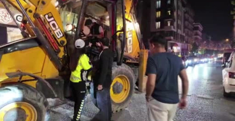 Avcılar'da İnşaat Kepçesi Üzerinde Kutlama Yapan Taraftarlara Müdahale