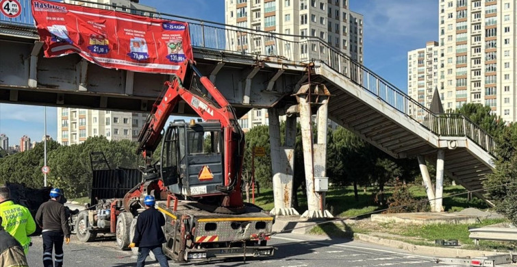 Avcılar'da Üst Geçide Çarpan Vinç Kazası