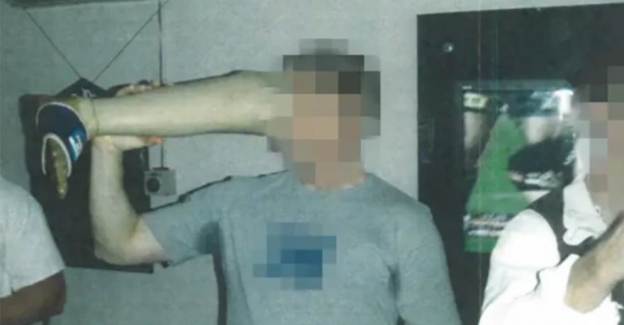 Avustralyalı Askerler Ölmüş Afgan Askerin Bacağından İçki İçti