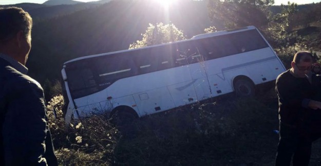 Ayağa Kalkan Yolcu Şöförün Üstüne Düştü! 5 Yaralı 