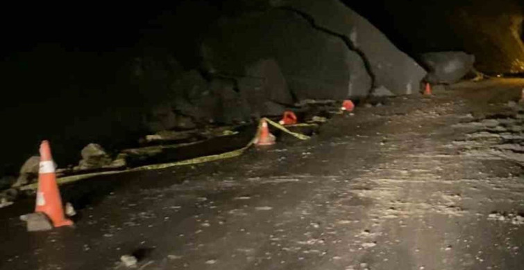 Ayancık’ta Heyelan Sebebiyle Köy Yolu Kapandı
