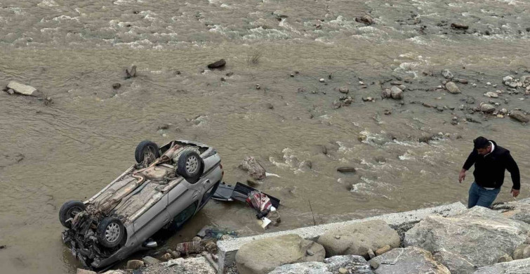 Ayancık’ta Otomobil Irmağa Uçtu: 1 Yaralı