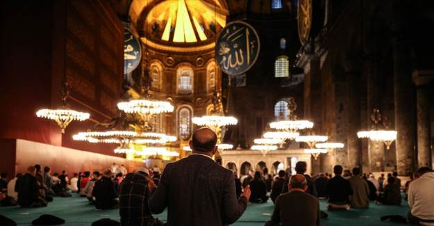 Ayasofya Camii'nde Mevlit Kandili Kutlandı