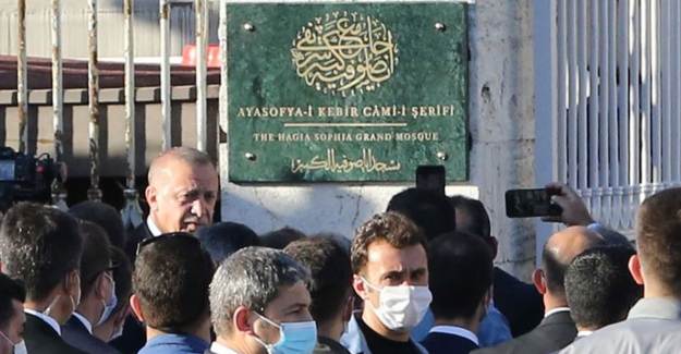 Ayasofya Camisi'ne 'Ayasofya-i Kebir Cami-i Şerifi' Tabelası Asıldı