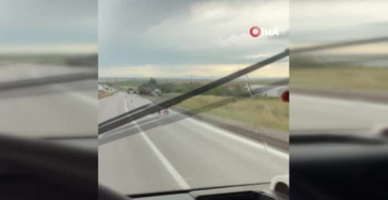 Ayaş’ta sağanak yağış nedeniyle tır devrildi: 1 yaralı