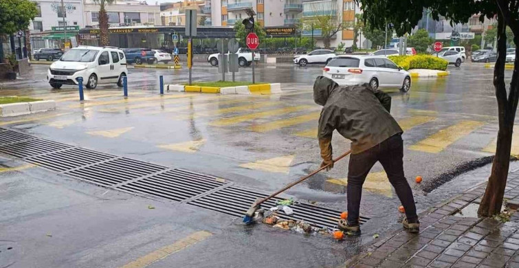 Aydın Büyükşehir Belediyesi ve ASKİ Ekipleri Yağışla Mücadelede Teyakkuzda