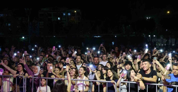 Aydın Büyükşehir’in ‘yaza merhaba’ etkinliği Aydilge konseri ile başladı