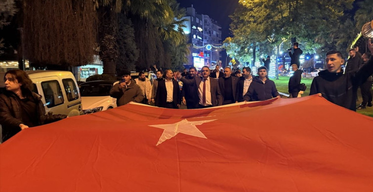 Aydın Ülkü Ocakları'ndan Türk Bayrağıyla Anlamlı Yürüyüş