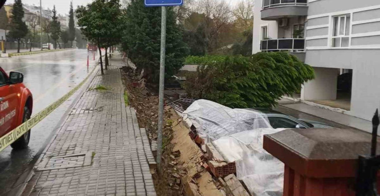 Aydın'da Aşırı Yağış Duvarı Yıktı, Park Halindeki Araçlar Zarar Gördü