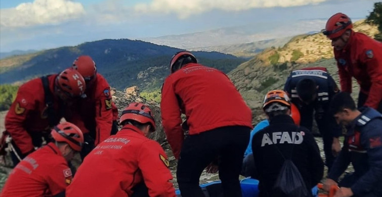 Aydın'da Dağda Düşerek Yaralanan Yürüyüşçü Helikopterle Kurtarıldı