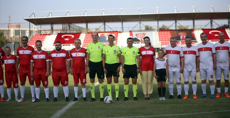 Aydın'da Futbol Gösteri Maçı: Gençlik ve Spor Bakanı Osman Aşkın Bak Forma Giydi