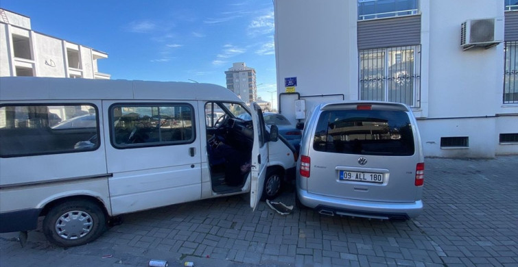 Aydın'da Minibüs ve Motosiklet Çarpıştı