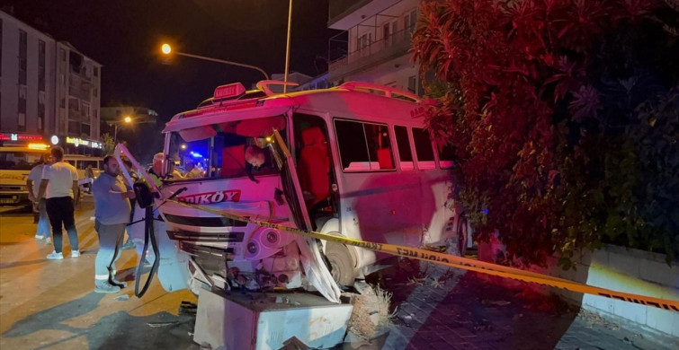Aydın'da Minibüs ve Otomobil Çarpıştı: 11 Yaralı