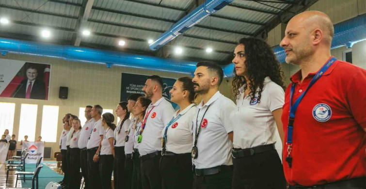 Aydın'da Minik Yüzücüler Yarışıyor