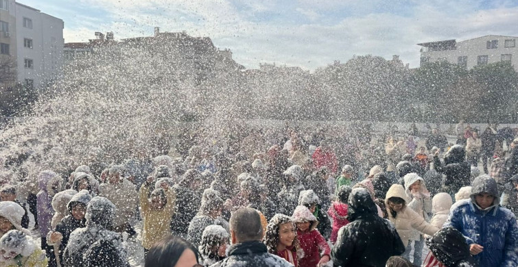 Aydın'da Öğrenciler Karnelerini Köpüklerle Kutladı