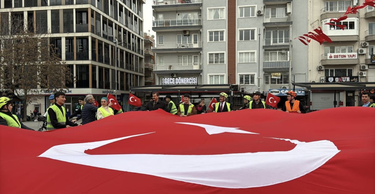Aydın'da Öğrenciler ve Öğretmenler Türk Bayrağıyla Bisiklet Turu Düzenledi