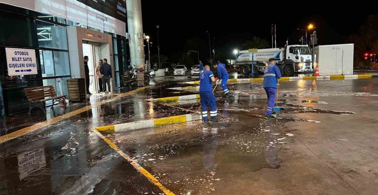 Aydın'da Otobüs Terminallerinde Temizlik Çalışmaları Devam Ediyor